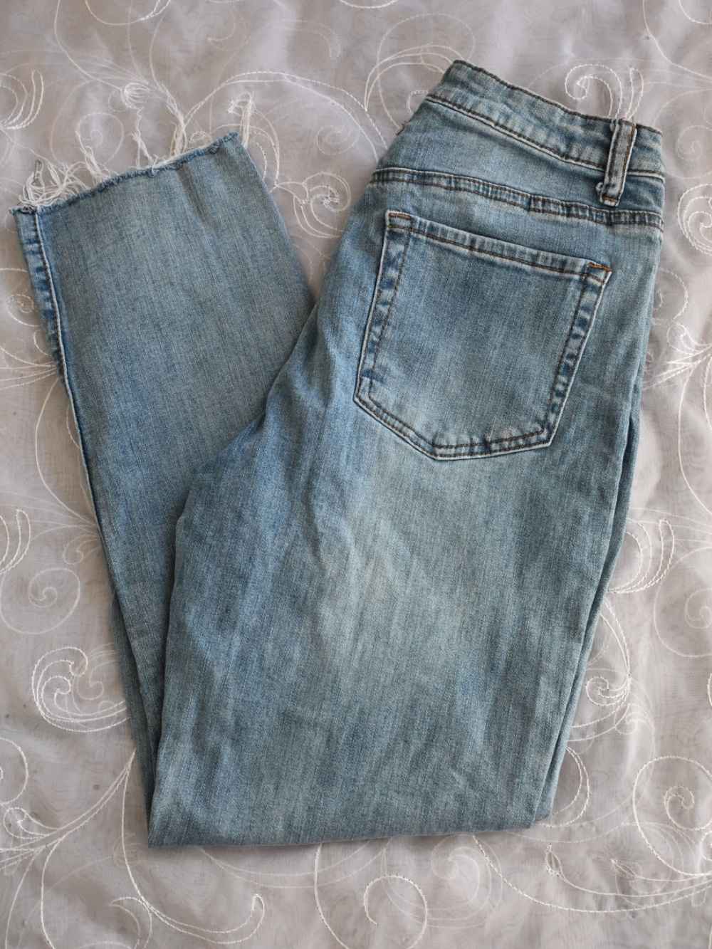 Forever 21 Light Wash Cropped Straight-Leg Jeans